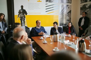 ELLITORAL_216912 |  Gentileza MCSF Reunión entre el intendente José Corral, representantes de la AABE y desarrolladores locales sobre la subasta de los lotes de Candioti Sur.