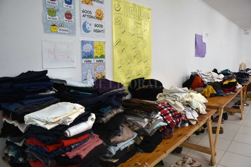 ELLITORAL_312235 |  Flavio Raina De Salón de Usos Múltiples a ropero. El SUM de Mundo Pequeño se convirtió, en el marco de la pandemia, en el espacio donde se guardan y se clasifican las prendas de vestir que luego se les entrega a gente que las necesita.