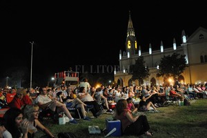 Eduardo Edmundo Seval Tanto en la primera como en la segunda noche, una multitud acompañó el canto solidario de los artistas locales y regionales que se sumaron al tradicional evento.