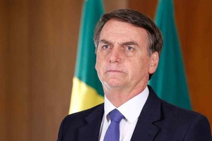 ELLITORAL_272111 |  Agencias 25/01/2019 Jair Bolsonaro.  El presidente de Brasil, Jair Bolsonaro, ha abandonado este miércoles el hospital de Sao Paulo donde se recuperaba de una intervención quirúrgica y considera que ya ha dejado atrás de forma "definitiva" el "riesgo de muerte" que le supuso el apuñalamiento sufrido durante un acto electoral en septiembre.  POLITICA SUDAMÉRICA INTERNACIONAL BRASIL PRESIDENCIA DE BRASIL