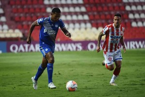 ELLITORAL_334349 |  Gentileza Conmebol El reino del revés. Cabrera persiguiendo a un rival. Un claro indicio de lo mal que se sintió Unión ante un discreto Emelec, que con poco justificó la victoria y se llevó la ventaja a Ecuador.