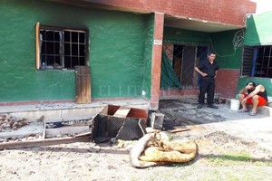 ELLITORAL_223783 |  Flavio Raina La vivienda quedó con custodia policial hasta tanto se terminen de realizar los peritajes.