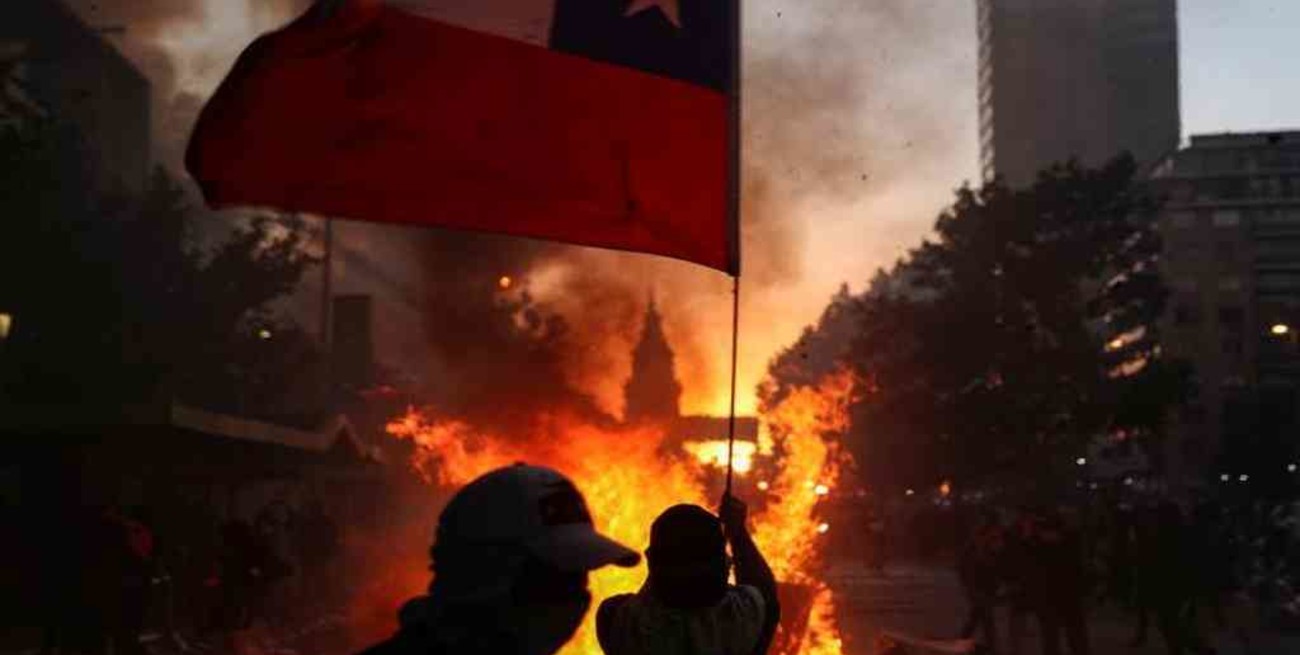Un herido grave y otro incendio en otra noche de protestas en Chile