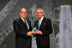 Internet El profesor de la UNL recibió el premio de manos del Príncipe Alberto II de Mónaco.