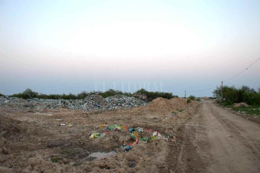 ELLITORAL_316930 |  Archivo El Litoral En la zona de la Costa, aún se siguen volcando basura en la margen izquierda de la Setúbal. Es un problema medioambiental grave.