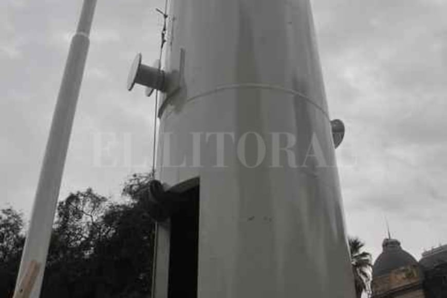 ELLITORAL_211389 |  Flavio Raina 15 metros. Es la distancia entre ambas antenas, para que las banderas puedan flamear.