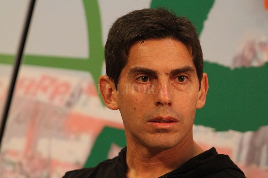 ELLITORAL_333363 |  Manuel Fabatía La reprimenda de Cunha para Pratto por un foul a Pablo Pérez en la gran final de la Libertadores que se jugó en el Santiago Bernabeu, hace poco menos de dos años.  El Litoral El santafesino Gustavo Rossi fue designado como asesor de árbitros para este partido en cancha de Unión.