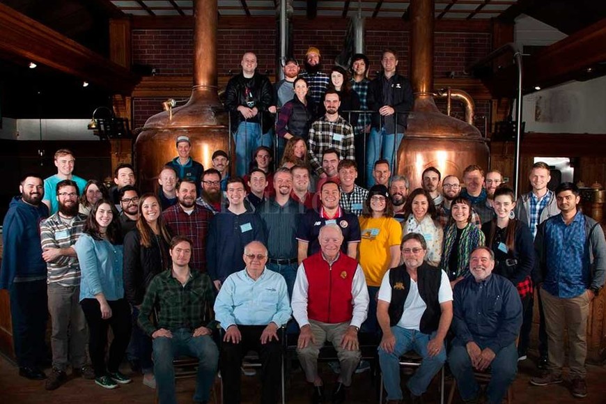 ELLITORAL_212190 |  El Litoral Mariano Balbarrey en el laboratorio de la Universidad de California, junto a sus compañeros y profesores, quienes comparten su camino para convertirse en maestro cervecero.