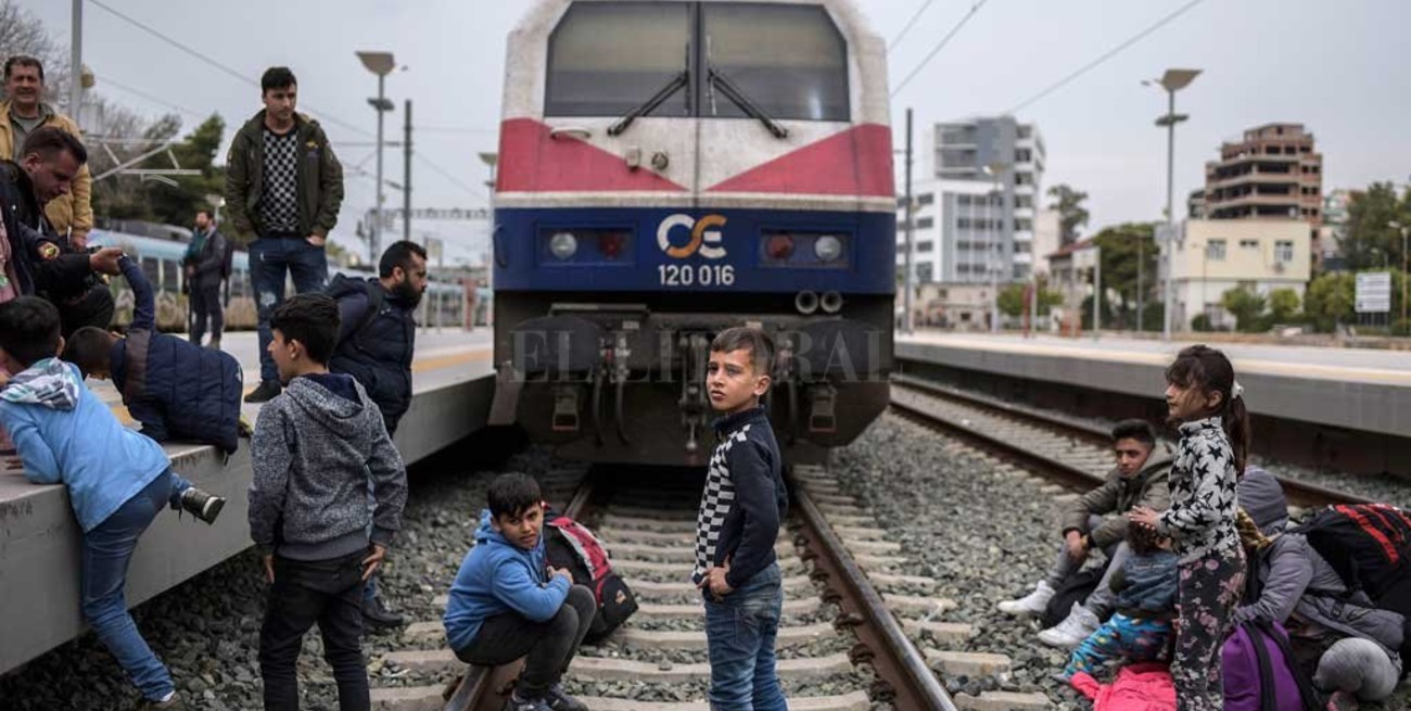 Refugiados bloquearon las vías del tren para exigir llegar a la frontera