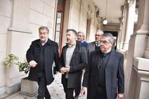 ELLITORAL_256954 |  Guillermo Di Salvatore Los seis integrantes de la comisión de transición llegaron y se fueron de la Casa de Gobierno con carpetas bajo el brazo.