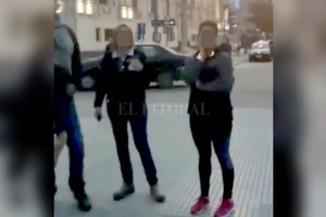 ELLITORAL_219848 |  Captura digital Captura digital de un video tomado durante el hecho ocurrido frente a la Catedral y en el que se ve a las dos mujeres involucradas en las agresiones.