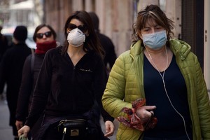 Télam Télam, 16/03/2020 Roma-Italia:  Télam, 16/03/2020 Roma-Italia: Ante la grave situación que vive los ciudadanos italianos por el avance de la pandemia coronavirus, los ciudadanos se protegen con barbijos.