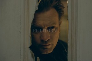 Warner Bros. En  Doctor Sueño , de próximo estreno. Ewan McGregor vive obsesionado con los turbulentos hechos ocurridos durante su niñez en un hotel de las montañas. La película está basada en una novela de Stephen King.