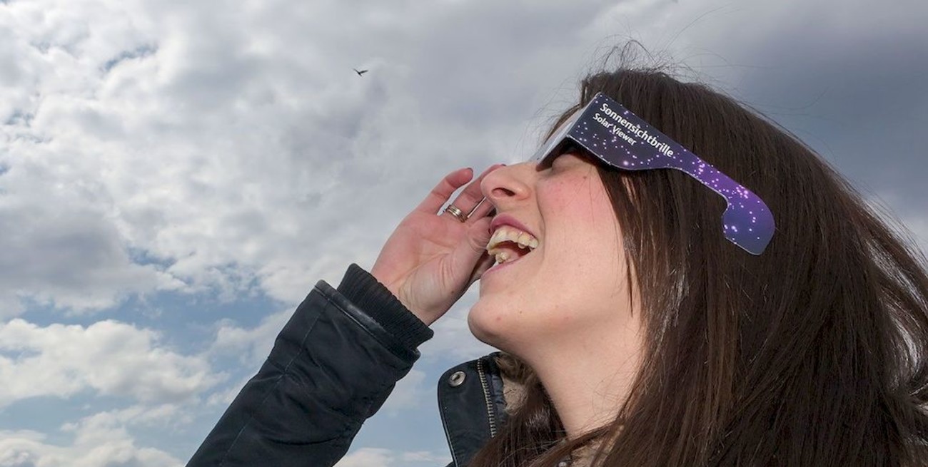 Cuatro personas recibieron atención médica por observar el eclipse sin protección en Córdoba