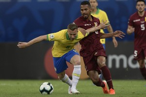 ELLITORAL_251187 |  Télam Brazil's Arthur (front) vies with Venezuela's Junior Moreno during their Copa America football tournament group match at the Fonte Nova Arena in Salvador, Brazil, on June 18, 2019. (Photo by Juan MABROMATA / AFP)