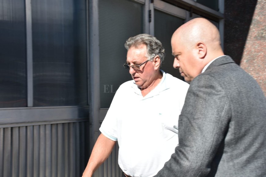 ELLITORAL_238282 |  Luis Cetraro Así llegaba Horacio Sala, padre del futbolista, a la sala fúnebre.