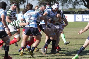 ELLITORAL_220674 |  Luis Cetraro Joaquín Schierano marca el rumbo de la ofensiva de CRAI, en medio de la multiplicidad defensiva de Jockey. El lock, junto al capitán, Estanislao Bay, cumplieron actuaciones descollantes, ante un rival que fue superior.