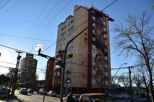 ELLITORAL_262306 |  Manuel Fabatía Impacto. El mural de  Cobre  ya empieza a destacarse visualmente en la fisonomía del barrio Las Flores II. Es el puntapié inicial de una novedosa y particular propuesta artística.