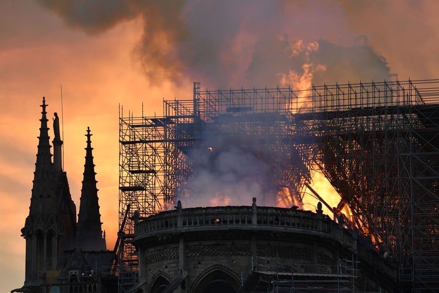 ELLITORAL_244275 |  Xinhua dpatop - 15 April 2019, France, Paris: Smoke and flames rise from the landmark Notre-Dame Cathedral as a fire has broken out in the Cathedral, potentially caused by renovation works. Photo: Julien Mattia/Le Pictorium Agency via ZUMA/dpa