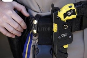 Archivo El Litoral Las pistolas Taser, la más conocida y polémica de las armas menos letales.