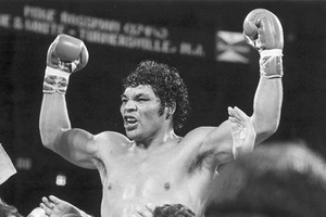 Archivo Las imágenes que aún perduran en las retinas de los aficionados al boxeo. Galíndez asistido en el rincón, refregándose la sangre en la camisa del árbitro que quedó roja, y la zurda tremenda que dio por tierra a Kates por toda la cuenta, cuando la pelea se terminaba. ¡Tremendo!