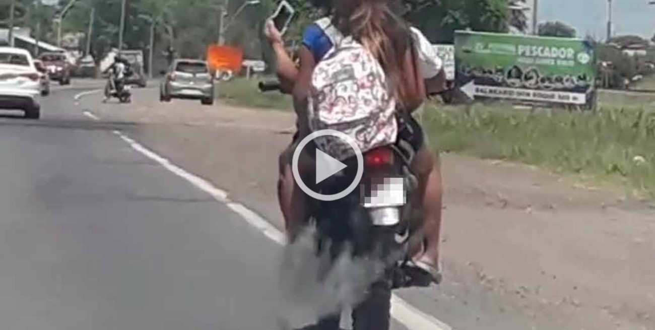 Video: sin cascos y sacándose selfies arriba de la moto