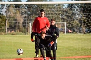 Prensa Club Atlético Colón En Modo  Cachorro  . El gesto del golero charrúa Leo Burián marca de qué manera entrena y lo entrenan al  1  sabalero. La foto, con Franco Saita observando (es el de rojo que aparece atrás), resume todo: el elástico, el pie apoyado en la línea como ahora exige la FIFA, la mirada atenta y los ojos clavados en la pelota. Por lo visto, da resultados.
