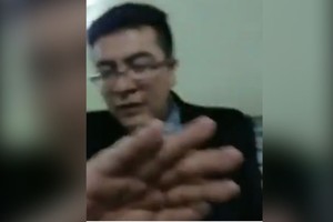ELLITORAL_291631 |  Redes sociales El video capta la cara del funcionario saliendo del departamento mientras es desalojado por la policia.