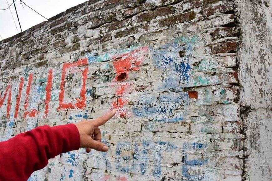 ELLITORAL_246574 |  Guillermo Di Salvatore. Estrada 2100. Algunos de los impactos de bala en el domicilio de la mujer.