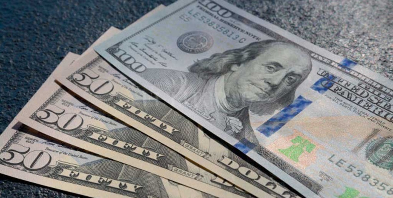 El dólar abrió estable a $ 70,25 y el "blue" se vende a $ 126