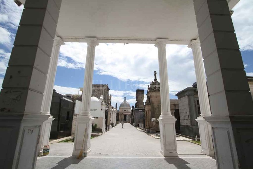 ELLITORAL_220091 |  Pablo Aguirre Tendencia. Los cementerios ya no reciben tantas visitas, muchas tumbas lucen descuidadas y los puestos de flores tienen cada vez menos demanda. Mientras, aumenta el uso de otras modalidades, como la cremación.