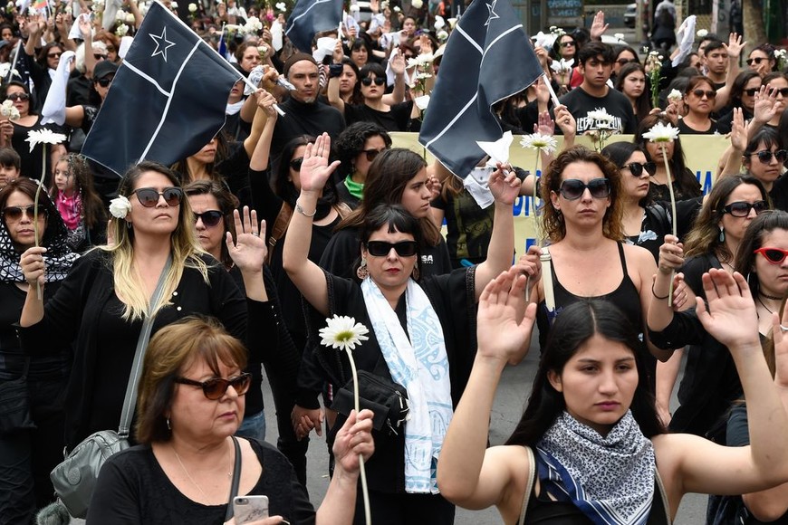 ELLITORAL_269073 |  Xinhua (191101) -- SANTIAGO, 1 noviembre, 2019 (Xinhua) -- Personas participan en la manifestación denominada "Mujeres de Luto" en el marco de las protestas en contra de las medidas económicas del Gobierno chileno, en Santiago, capital de Chile, el 1 de noviembre de 2019. (Xinhua/Jorge Villegas) (jv) (mm) (da)