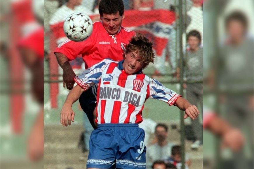 ELLITORAL_296758 |  Archivo El Litoral Carrario vistiendo la camiseta de Unión, en un partido contra Independiente en 1997.