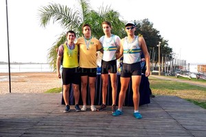 Gentileza Mauro Hoyos Equipo completo. Los representantes de Regatas lucen orgullosos las medallas obtenidas en Villa Constitución.