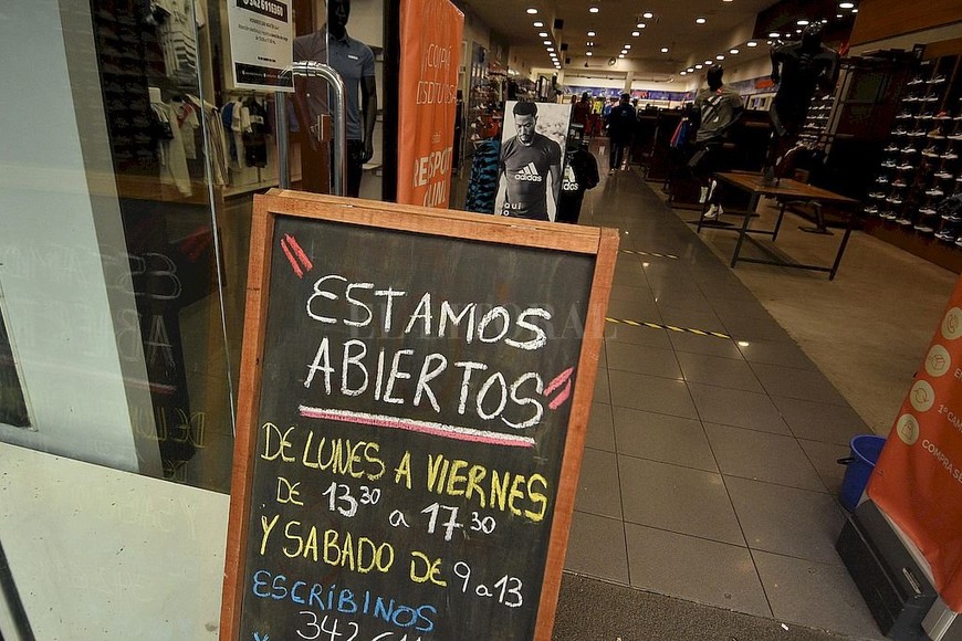 ELLITORAL_301256 |  Pablo Aguirre Estamos abiertos . Los horarios vespertinos de lunes a viernes se van ajustando. De a poco, la actividad económica comercial vuelve a movilizarse.
