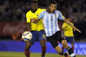 Archivo Ecuador's Felipe Caicedo (L) vies for the ball with Argentina's Ezequiel Garay during their FIFA World Cup Russia 2018 qualifiers football match at the Monumental stadium in Buenos Aires on October 8, 2015. AFP PHOTO / ALEJANDRO PAGNI (Photo credit should read ALEJANDRO PAGNI/AFP/Getty Images)