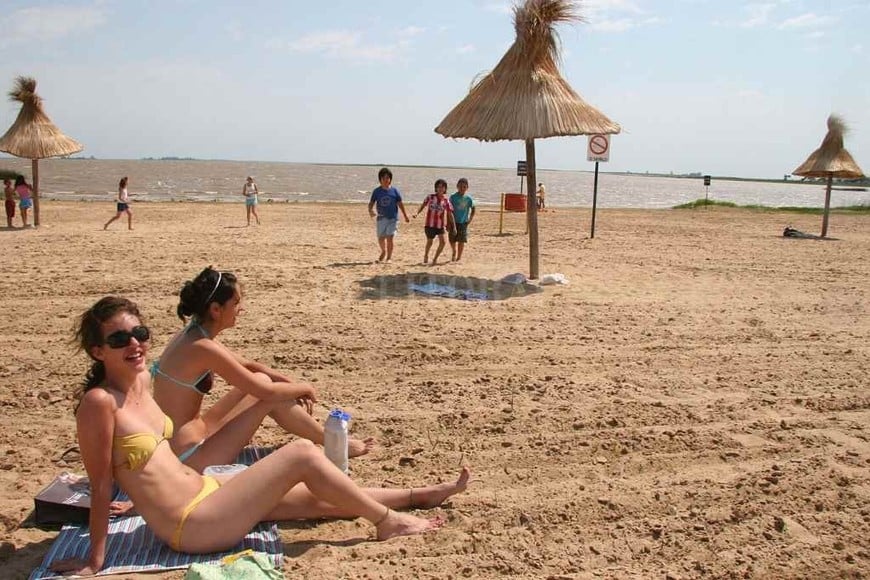 ELLITORAL_312368 |  Amancio Alem (Archivo) La playa Los Alisos, en otros tiempos. La fotografía es del verano de 2007. Así lucía la playa de barrio El Pozo, Los Alisos, con quinchitos para los veraneantes y servicios. Gozaba de una vista privilegiada de la laguna Setúbal. Con la bajante del río aparecieron bancos de limos y arcillas, luego creció vegetación y en el sector que era la playa y solarium se asentaron los ranchos.