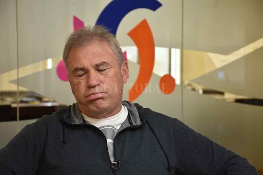 ELLITORAL_307701 |  Flavio Raina. Dolor de ojos.  Somos unos de los pocos clubes de Primera que no tiene un complejo deportivo para generar pertenencia en los chicos...¿qué les vas a enseñar a cuidar a los pibes si Casasol es alquilado y Los Molinos también?  El día que se enoje Luis Spahn o Malvicino ?en relación a la familia de don Ángel?, Unión no tiene dónde entrenar , dice Nery