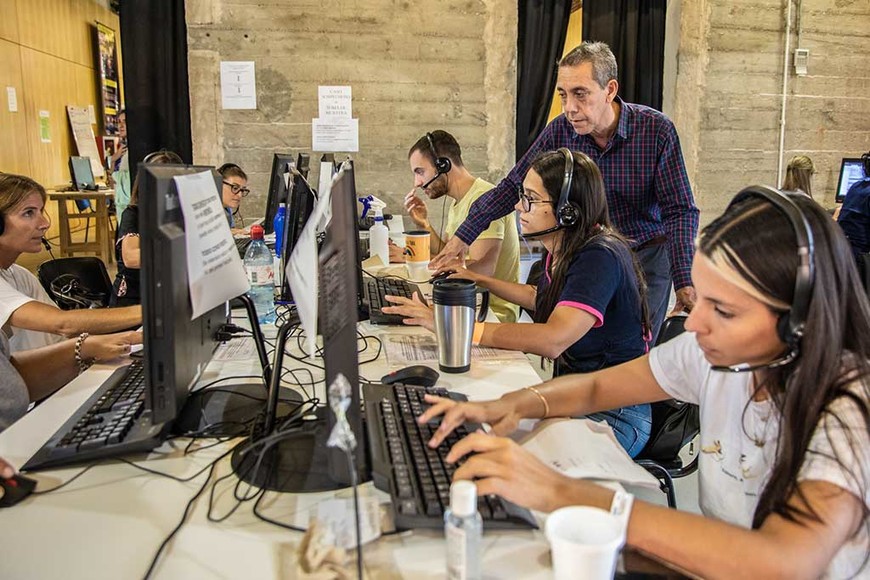 ELLITORAL_331694 |  Gentileza. Voluntarios de la UNL colaborando en el 0800 dispuesto por la provincia para conocer e informar sobre casos de Covid-19