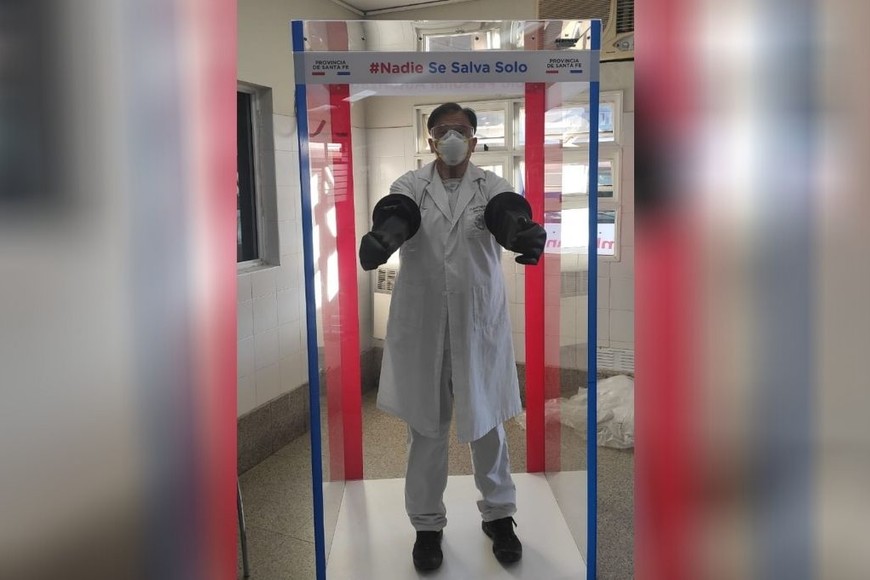 ELLITORAL_324277 | Gentileza Uno de los profesionales del Cullen muestra el método de utilización de la nueva cabina.