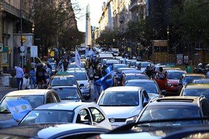 ELLITORAL_333815 |  NA/José Luis Perrino NOTICIAS ARGENTINAS BAIRES OCTUBRE 
27:  Manifestantes a pie y en una 
caravana de automÃ³viles se 
concentraban hoy en Plaza de Mayo 
para recordar al ex presidente 
NÃ©stor Kirchner al cumplirse diez 
aÃ±os de su muerte. 
Foto NA: JOSE LUIS PERRINO
