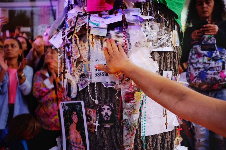 ELLITORAL_286191 |  Diego Izquierdo 18/02/2020, Villa Gesell: Una multitudinaria misa y posterior marcha por las calles de Villa Gesell, clama justicia por Fernando Báez Sosa, el joven asesinado a golpes hace un mes por un grupo de rugbiers. Foto: Enviado especial
Foto: Diego Izquierdo/Télam/CF