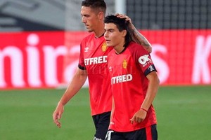 ELLITORAL_311728 |  El Litoral ¡No cumplió 16 todavía! El Mallorca tiene asignado un sueldo mensual y paga el alquiler de un piso a Luka Romero, quien ya jugó con la Sub 15 de Argentina. Por ahora, carece de contrato profesional: como tiene 15 años, Mallorca deberá esperar hasta noviembre cuando cumpla 16. Allí, sus representantes negociarán los términos de un nuevo acuerdo, que incluiría una cláusula de rescisión de contrato (el famoso  blindaje ).