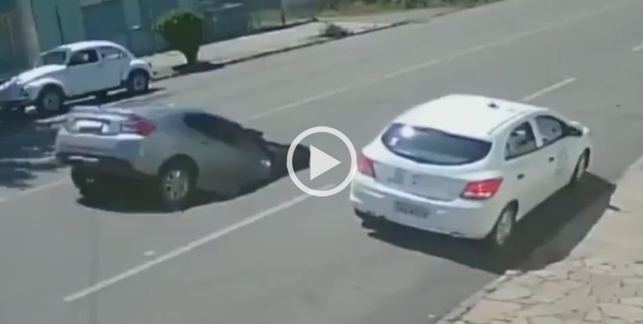 Video: Un auto cayó a un socavón en Brasil