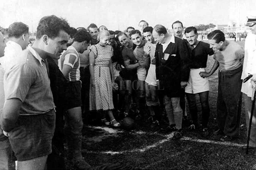 ELLITORAL_246422 |  Archivo El Litoral La esposa de Perón, en medio del acto oficial en la cancha de Colón