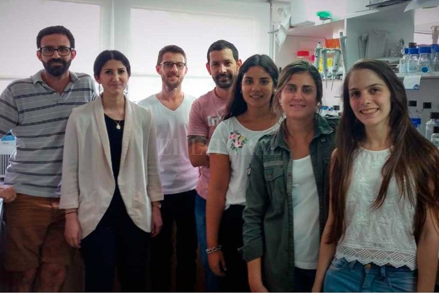 ELLITORAL_289261 |  Gentileza Federico Ariel (izq.) junto a los integrantes de su laboratorio en el Instituto de Agrobiotecnología del Litoral.