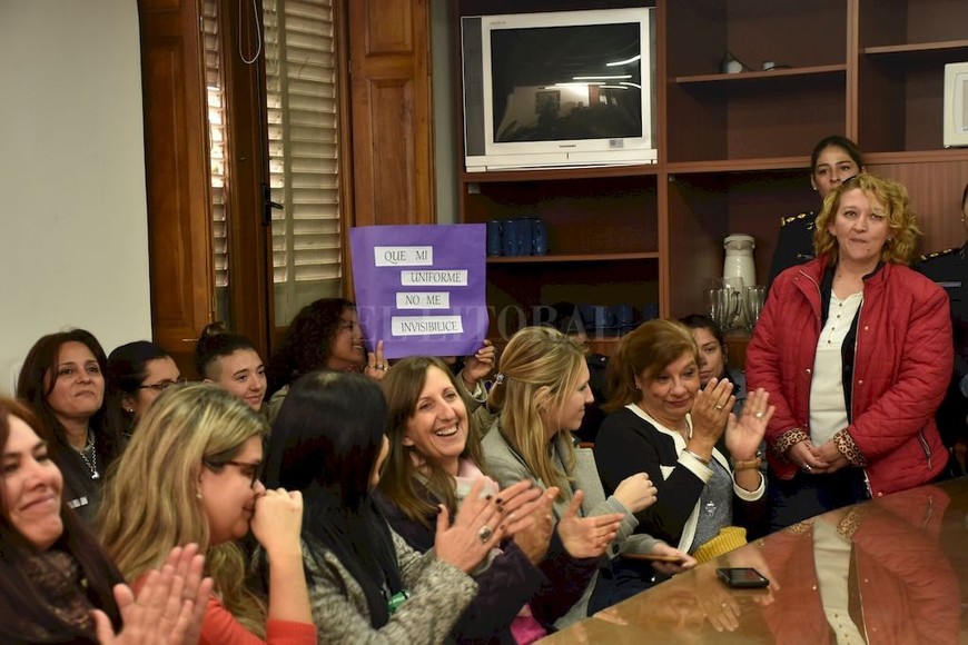 ELLITORAL_253778 |  Flavio Raina En la presentación del proyecto fueron varias las uniformadas que se acercaron a Legislatura a respaldar la iniciativa.