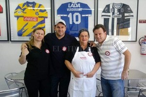 ELLITORAL_296927 |  Gentileza Gustavo y el  Zurdo  Los hermanos Verdirame en la casa central en Monterrey, que se llenó de franquicias con  Todo Empanadas...el sabor de Argentina . Además, tienen una marca de pizzerías que lleva el apellido.  Mi hermano, Gustavo, fue clave: hizo de su idea la franquicia número 1 de México .