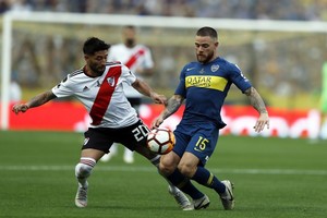 ELLITORAL_230217 |  Xinhua 11 November 2018, Argentina, Buenos Aires: Milton Casco (izq.), de River Plate, y Nahitan Nández, de Boca Juniors, disputan el balón durante la primera final de la Copa Libertadores en el estadio La Bombonera.
(Vinculado a la cobertura del día de dpa) Foto: Gustavo Ortiz/dpa +++ dpa-fotografia +++