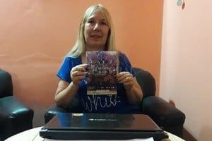 ELLITORAL_272852 |  El Litoral Libro en mano: Miriam Marsó con su obra. Si bien ya la tenía lista, tardó dos años en poder imprimirla y publicarla.